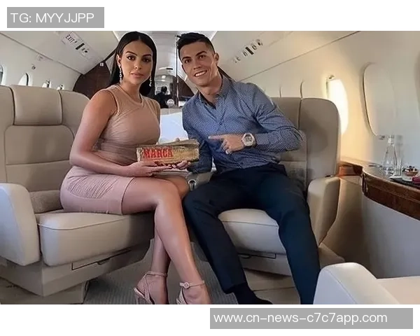 C罗与乔治娜海滨度假时光甜蜜瞬间尽显性感魅力与家庭温馨